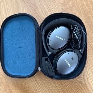 Bose Silver Noise-Cancelling Headphones with Black Case
